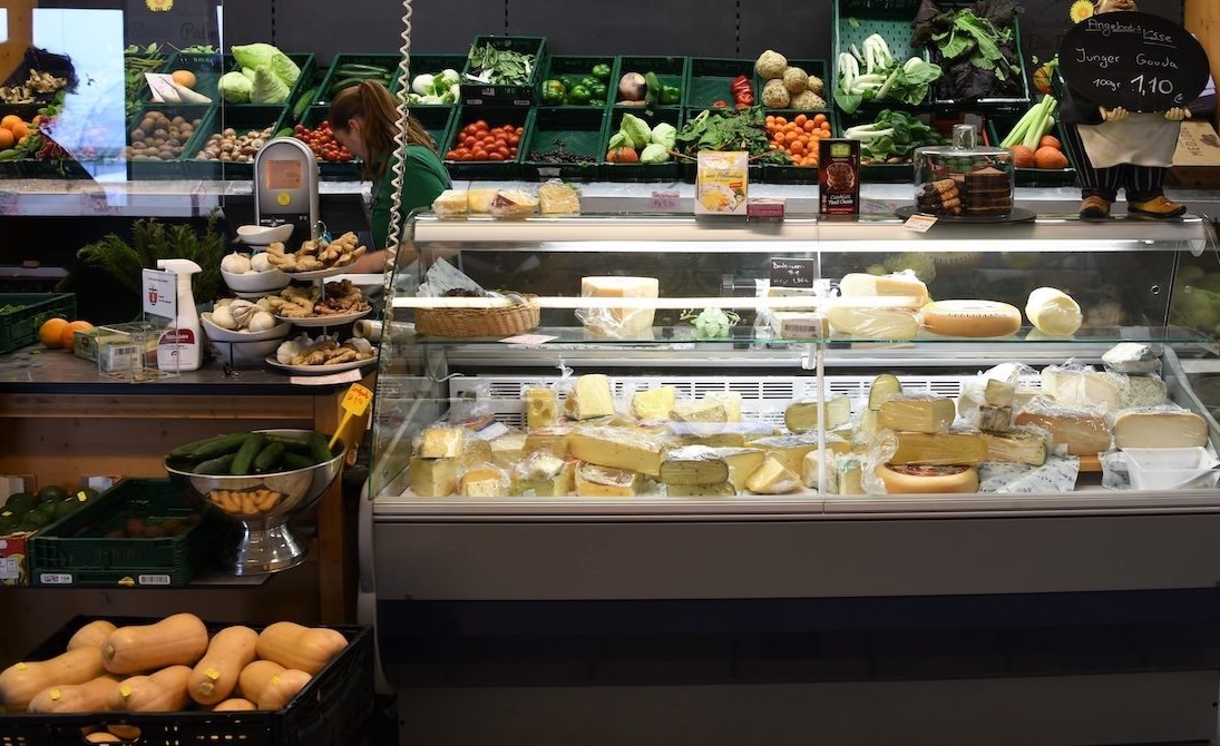 Käsetheke im Bio-Hofladen vom Biohof Palm